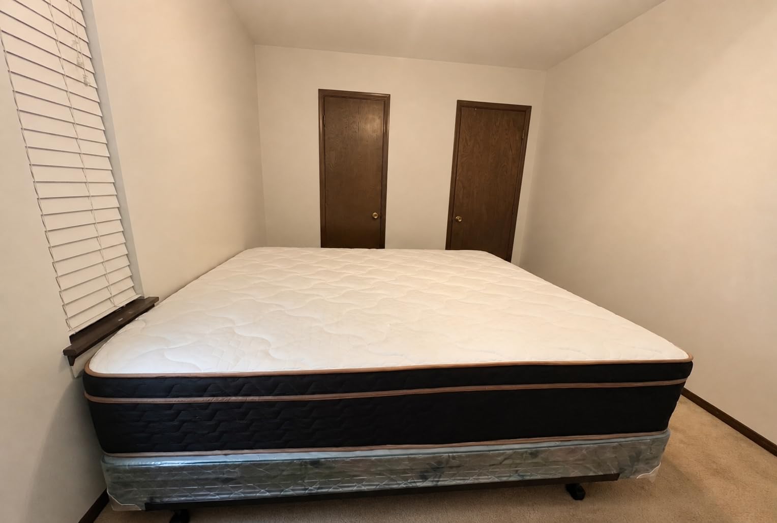 Firm Queen Mattress 12 Inch, Cooling Hybrid Bed in a Box, 7-Zones Individual Pocket Spring, Motion Isolation, Targeted Hip/Shoulder/Lumbar Support, Fiberglass-Free, 365-Night Trial, CertiPUR-US customer photo 2