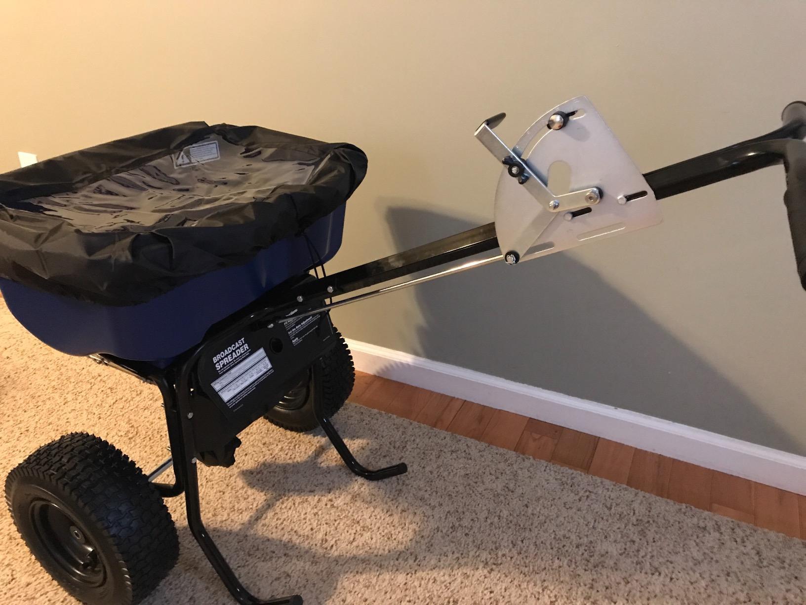 CHAPIN USA 82088 80-Pound Made in USA Commercial Sure Spread Salt and Ice Melt Walk Behind Spreader with 360-degree Baffles, Enclosed Gear System and Includes Cover and Salt Grate, Blue customer photo 2