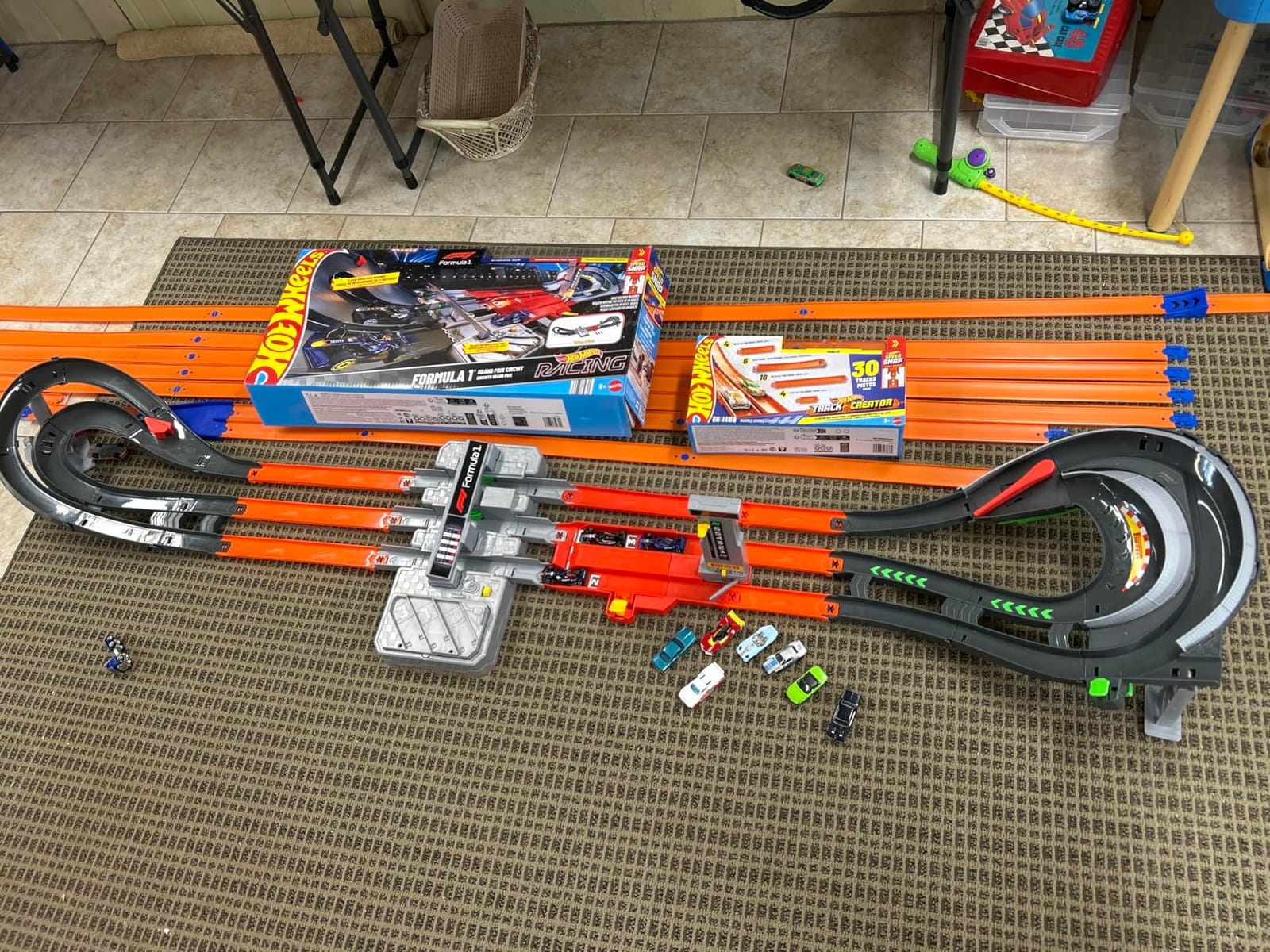 ​Hot Wheels Formula 1® Grand Prix Circuit & 3 Cars (Teams May Vary) customer photo 2