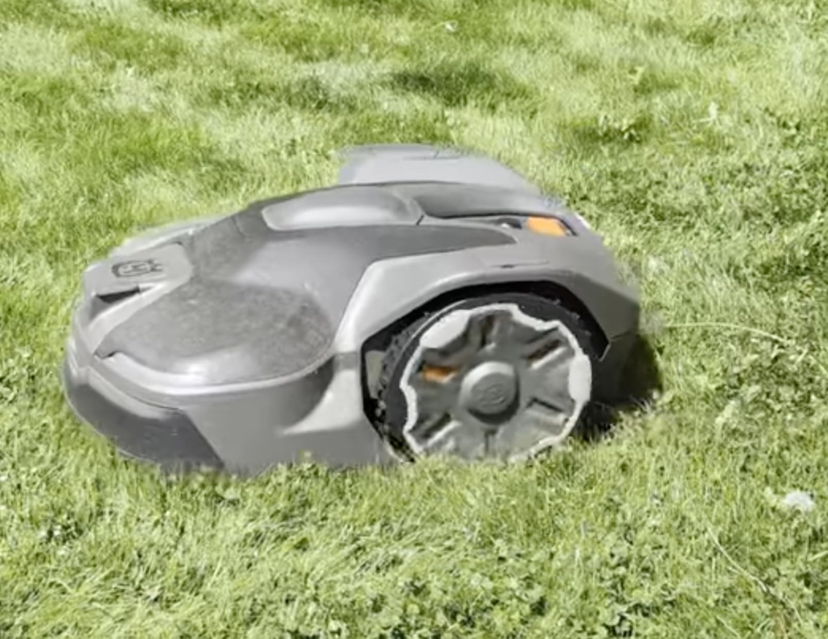 Husqvarna 410iQ ½ Acre Wire-Free, 45% Slope, app Based, Robot Lawn Mower customer photo 2